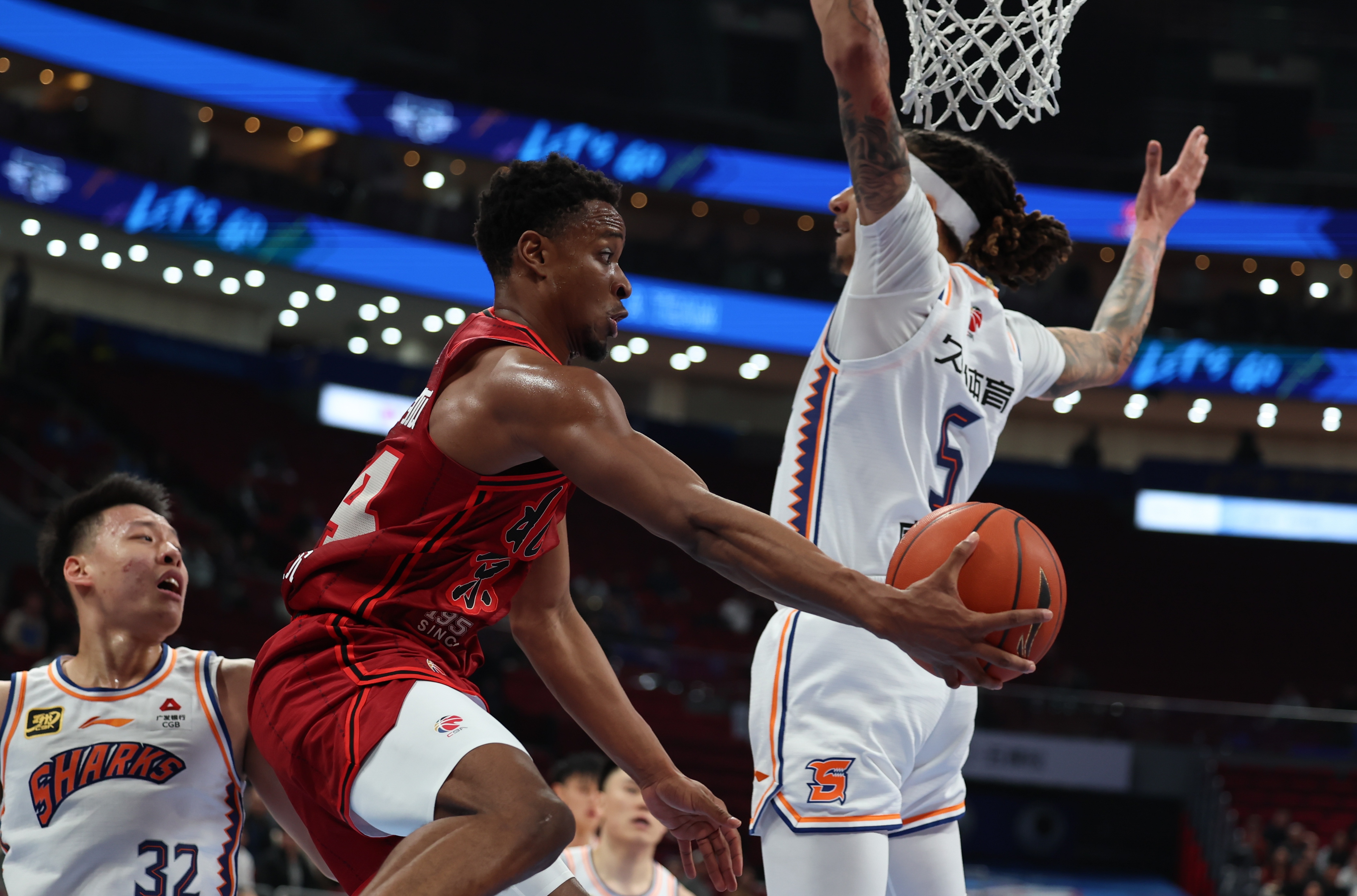 包含阿斯顿维拉训练开放日，赛前队长鼓劲引欢呼，CBA常规赛在即，数据趋势出现新变化的词条-英雄联盟